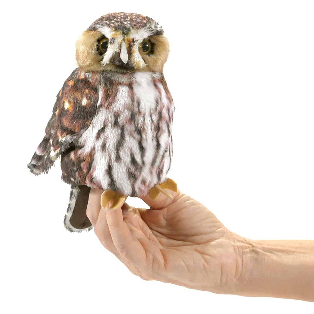 Folkmanis Handpuppe Sperlingskauz mit braun-weiß geflecktem Gefieder, auf einer Hand sitzend, Frontansicht