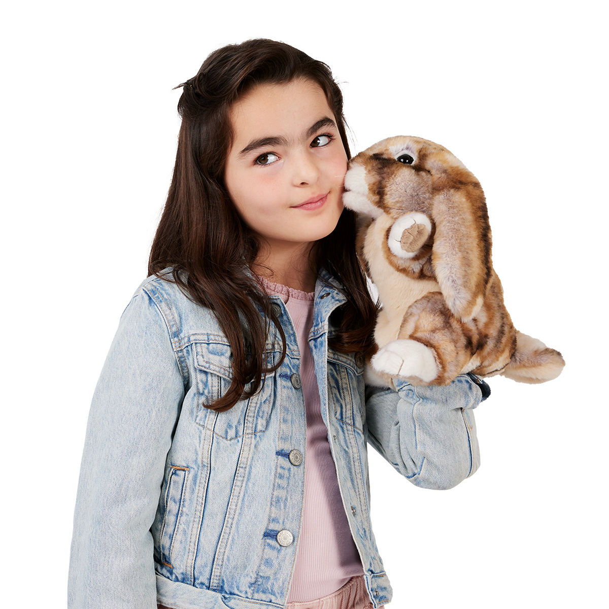 Mädchen hält Folkmanis Handpuppe Hängeohrhase in Braun-Beige auf der Hand, die Puppe berührt ihr Gesicht