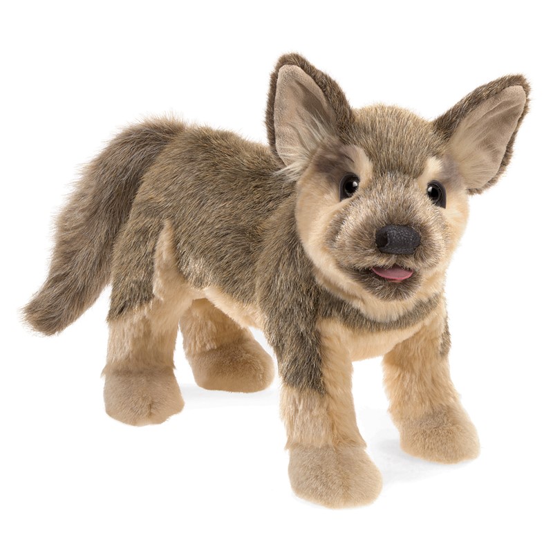 Folkmanis Handpuppe Schäferhundwelpe in Braun-Beige, stehend, mit herausgestreckter Zunge, Schrägansicht