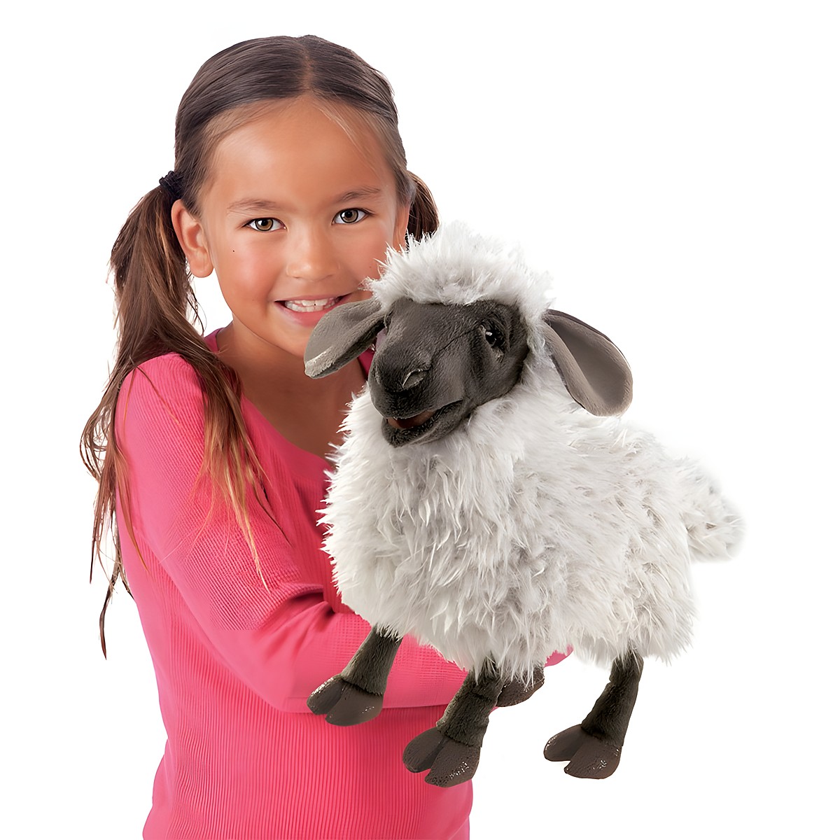Mädchen hält Folkmanis Handpuppe blökendes Schaf mit weißem Plüschfell, dunklem Gesicht und beweglichem Maul in der Hand.