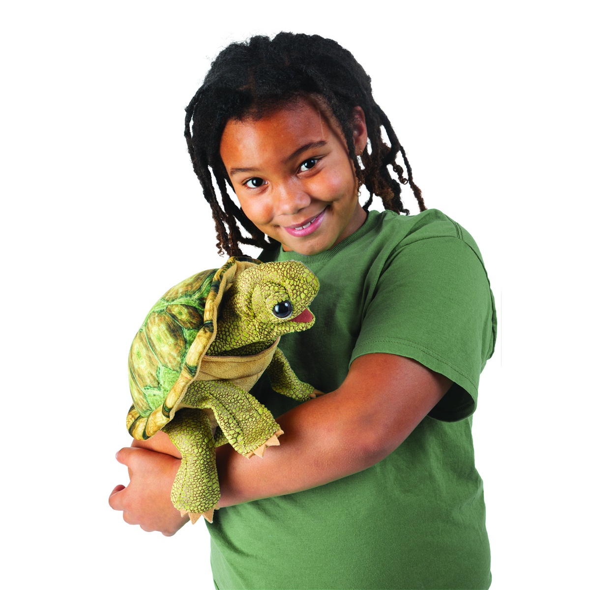 Kind hält Folkmanis Handpuppe stehende Schildkröte mit geöffnetem Maul und detailliert strukturiertem grünen Panzer.