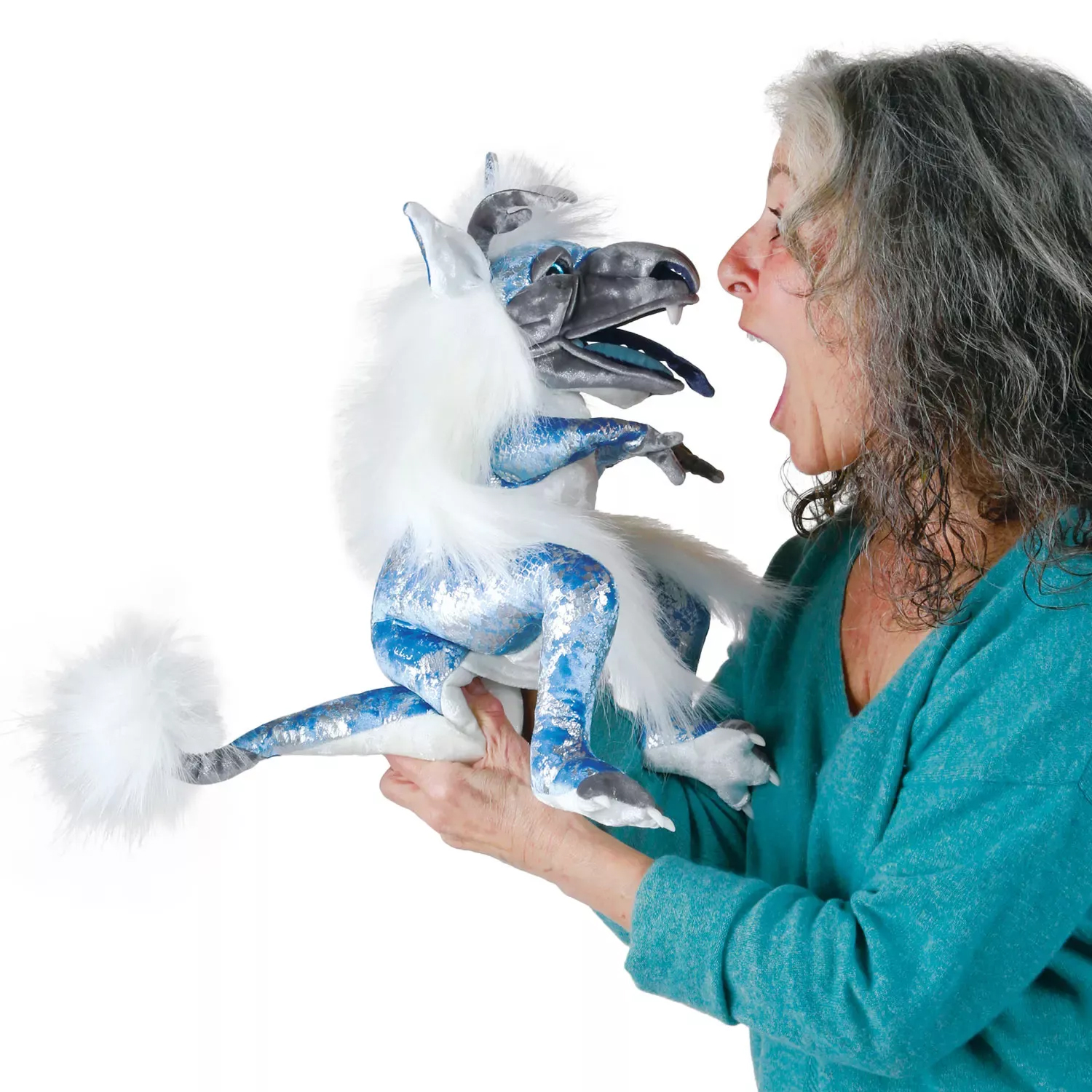 Folkmanis Handpuppe Eisdrache in Blau-Silber mit weißem Fell, von einer Frau mit geöffnetem Mund bespielt