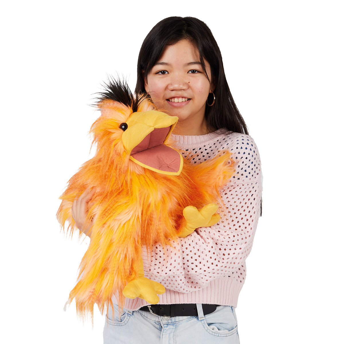 Folkmanis Handpuppe alberner Vogel in Orange mit geöffnetem Schnabel und schwarzem Schopf, von junger Frau am Arm geführt