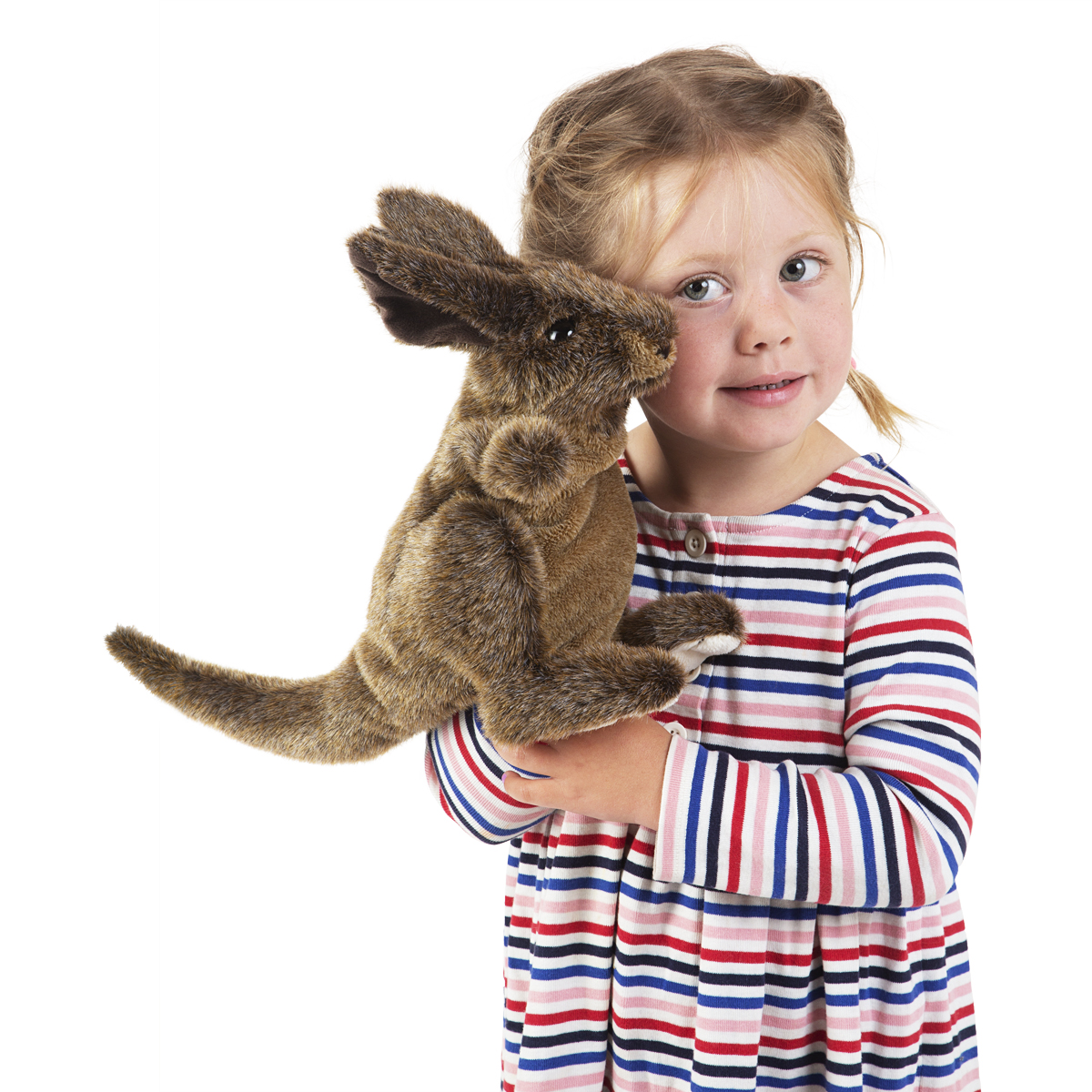Mädchen hält Folkmanis Handpuppe kleines Känguru mit braunem Fell und aufgestellten Ohren in den Armen