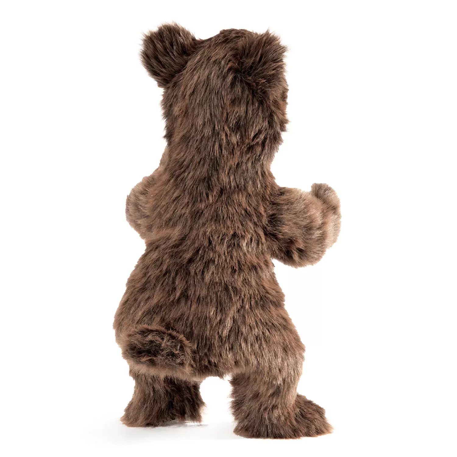 Folkmanis Handpuppe Bärenjunges aus braunem Langflor-Plüsch, stehend von hinten fotografiert, eine Pfote leicht angehoben