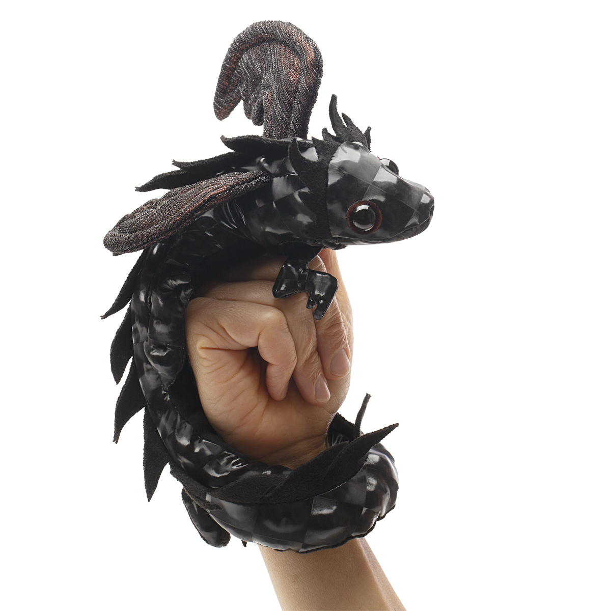 Folkmanis Fingerpuppe Drachen Armband in Schwarz wickelt sich um eine Hand, mit glänzenden Schuppen und roten Augen