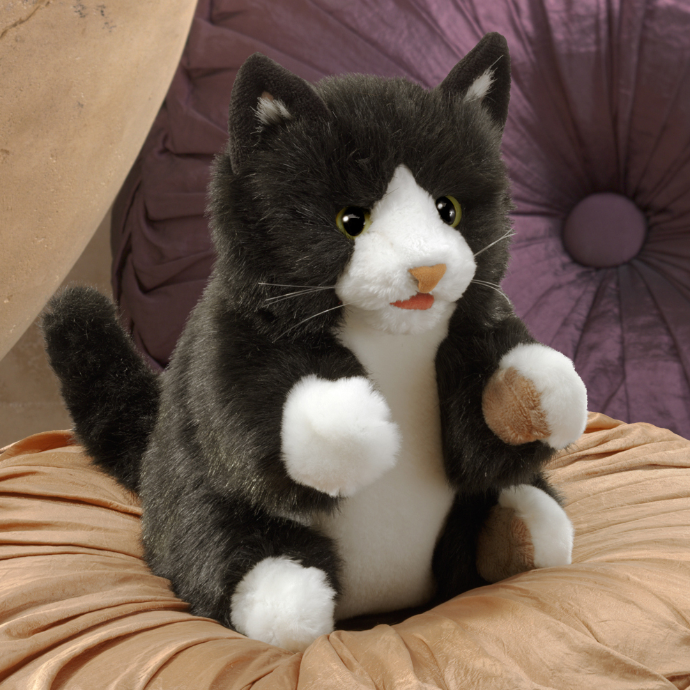 Folkmanis Handpuppe Tuxedo Kätzchen in Schwarz-Weiß, sitzend mit erhobenen Pfoten und grünen Augen, Frontalansicht