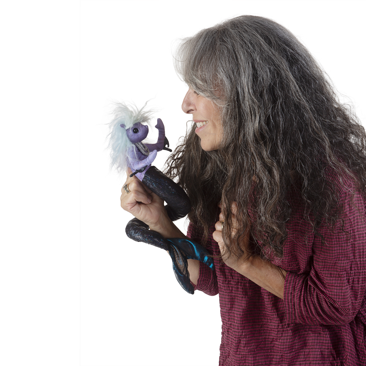 Frau führt Folkmanis Fingerpuppe mini Meeresnymphe in Lila mit weißem Haar und dunklem Schuppenschwanz an der Hand.