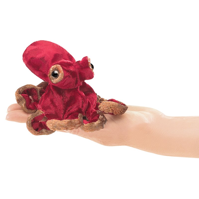 Folkmanis Mini-Fingerpuppe Oktopus in Dunkelrot mit braunen Tentakeln, auf einer Handfläche liegend, Seitenansicht
