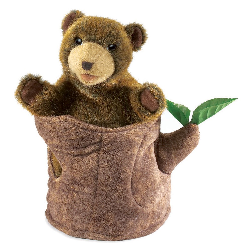Folkmanis Handpuppe Bär im Baumstumpf: braunmelierter Plüschbär lugt aus einem Baumstumpf mit grünem Blattaustrieb hervor