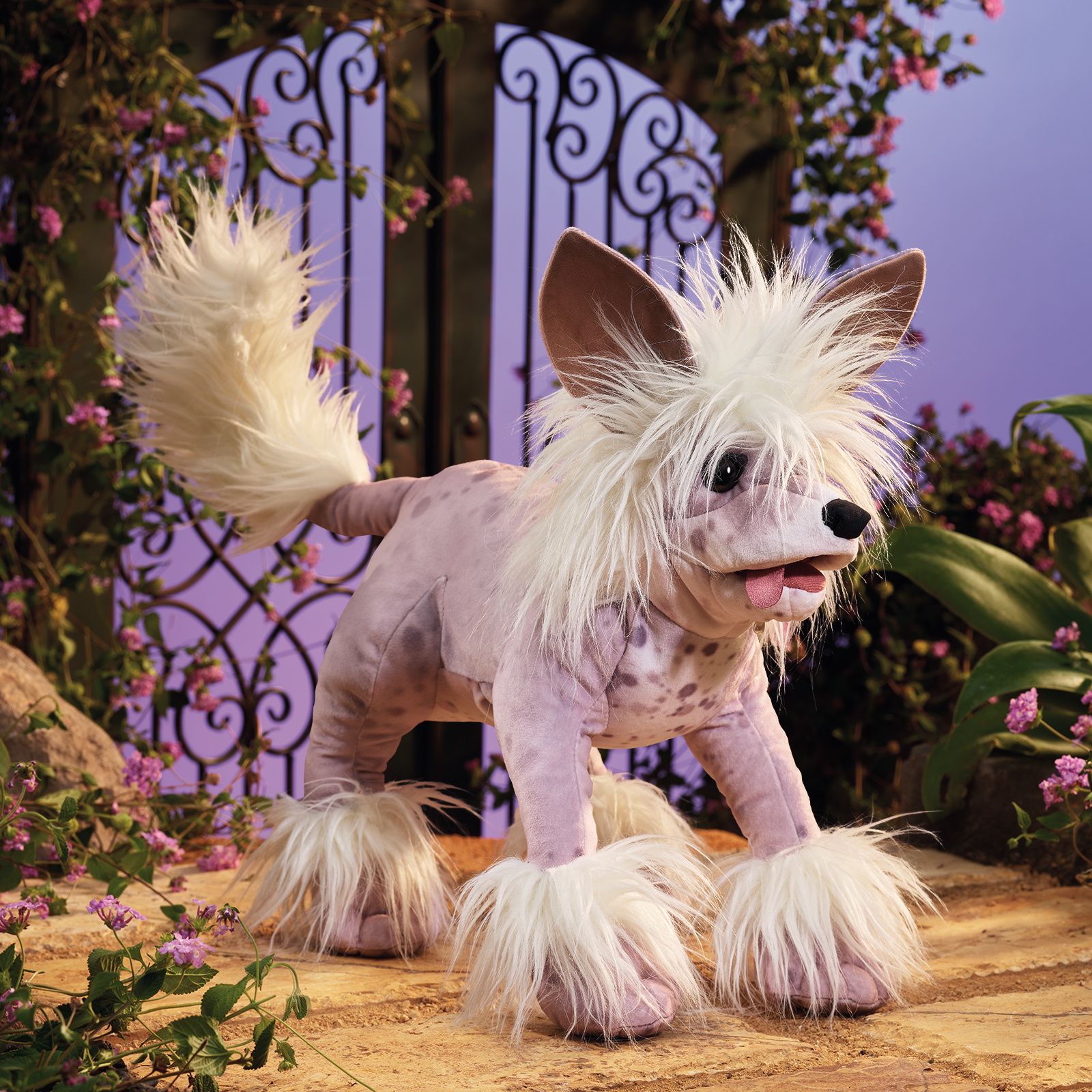 Folkmanis Handpuppe Chinesischer Schopfhund mit fliederfarbenem Fell, dunklen Flecken und weißem Haarkamm, seitliche Ansicht