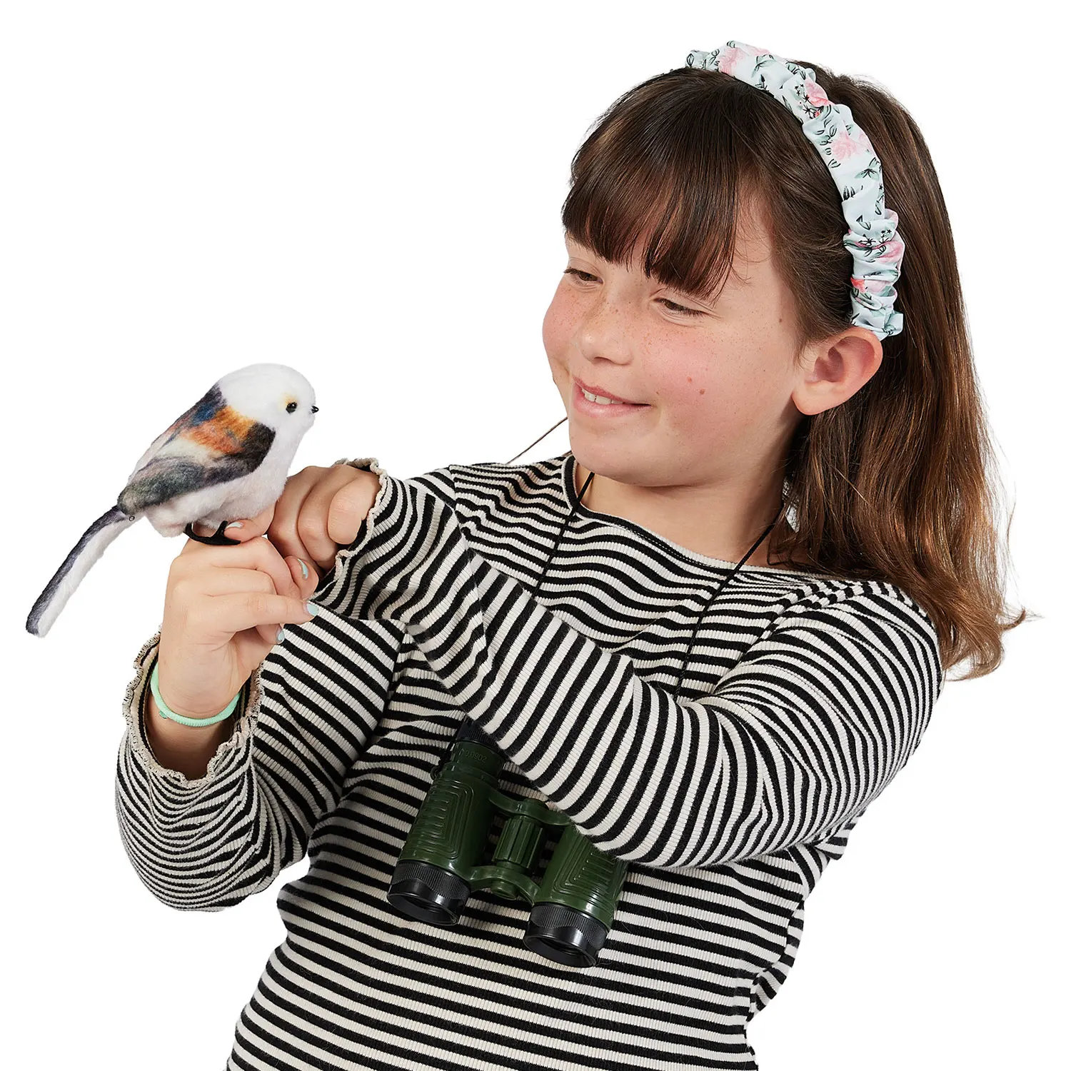 Mädchen hält Folkmanis Fingerpuppe mini Schwanzmeise auf dem Finger, grünes Fernglas um den Hals