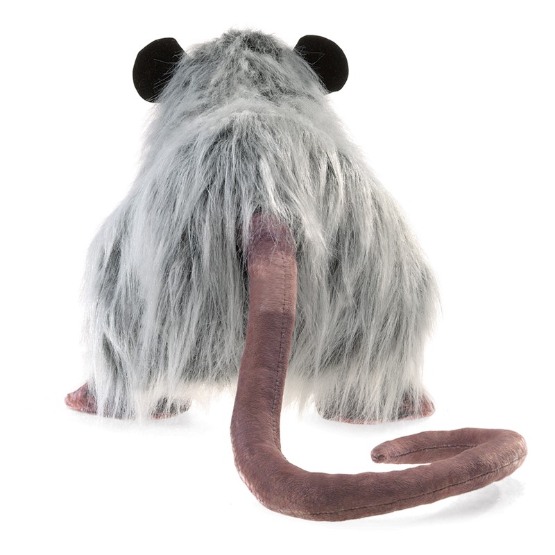 Folkmanis Opossum Handpuppe von hinten mit grau-weißem Langfell, schwarzen Rundohren und langem braunem Ringelschwanz.