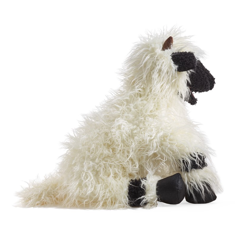 Folkmanis Handpuppe Walliser Schwarznasenschaf mit weißem Zottelfell und schwarzem Gesicht, sitzend in Seitenansicht