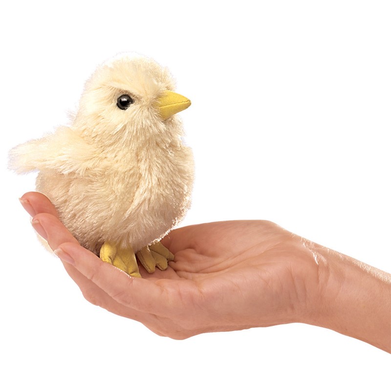 Folkmanis Fingerpuppe mini Küken mit cremefarbenem Plüsch und gelbem Schnabel, auf einer offenen Hand sitzend