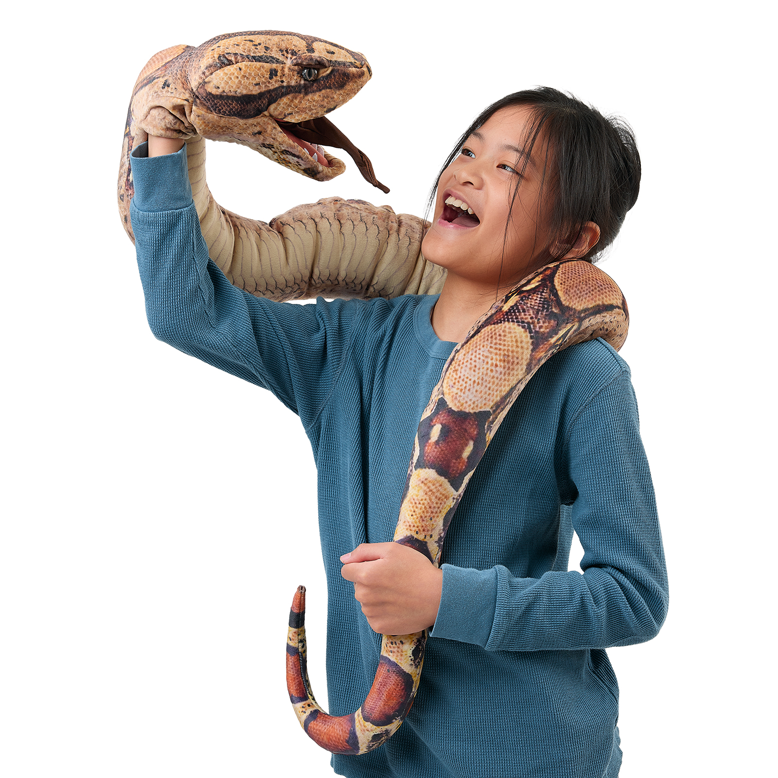 Folkmanis Handpuppe Boa Constrictor an der Hand eines Mädchens hochgehalten, das Maul geöffnet, der Körper um die Schultern gelegt.