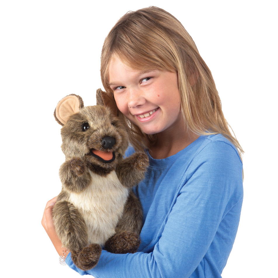 Folkmanis Handpuppe Kurzschwanzkänguru mit braunem Fell und beweglichem Maul, von einem Mädchen gehalten