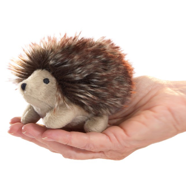 Folkmanis Mini-Fingerpuppe Igel mit braunem Stachelrücken, auf einer Handfläche liegend, Seitenansicht