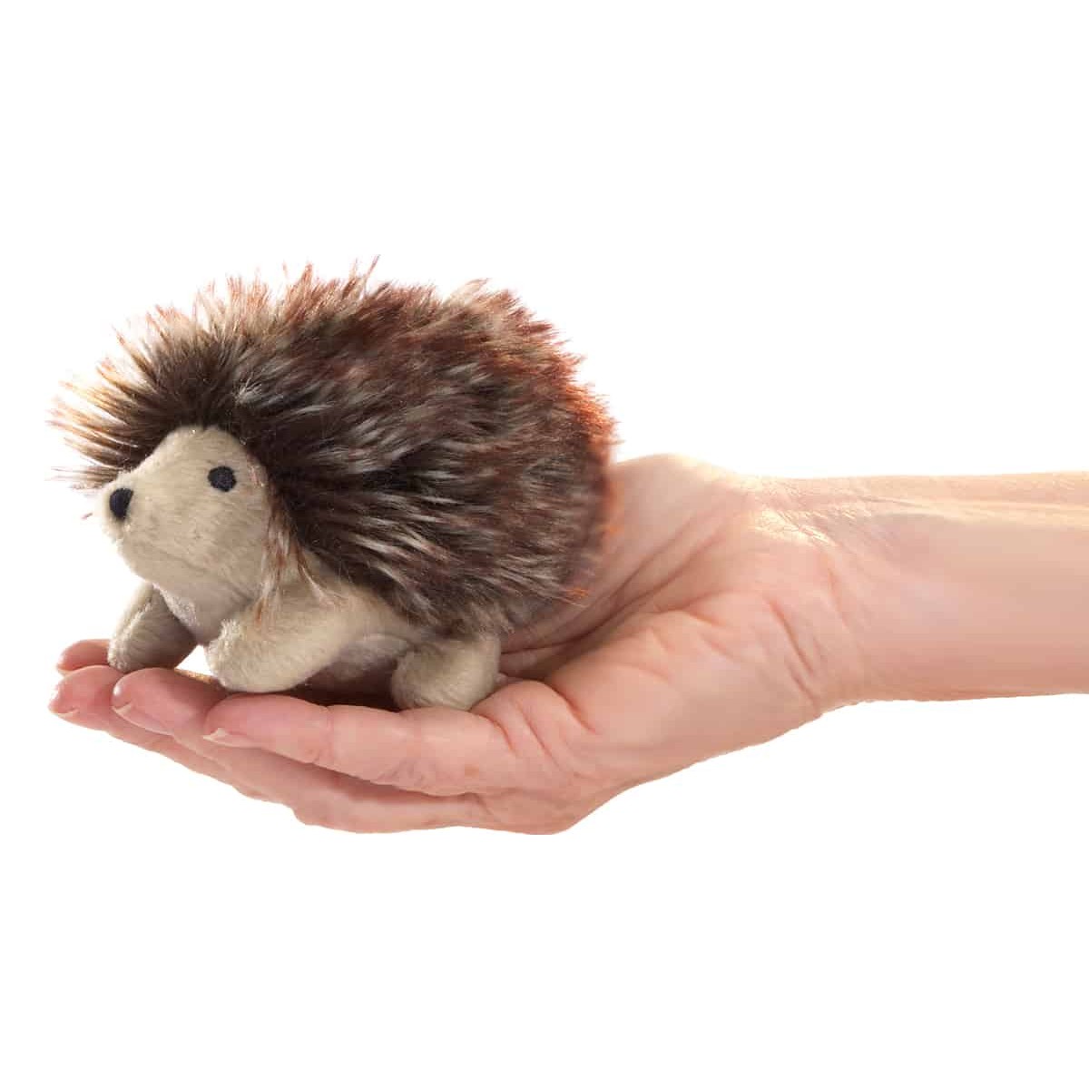 Folkmanis Mini-Fingerpuppe Igel mit braunem Stachelrücken, auf einer Handfläche liegend, Seitenansicht