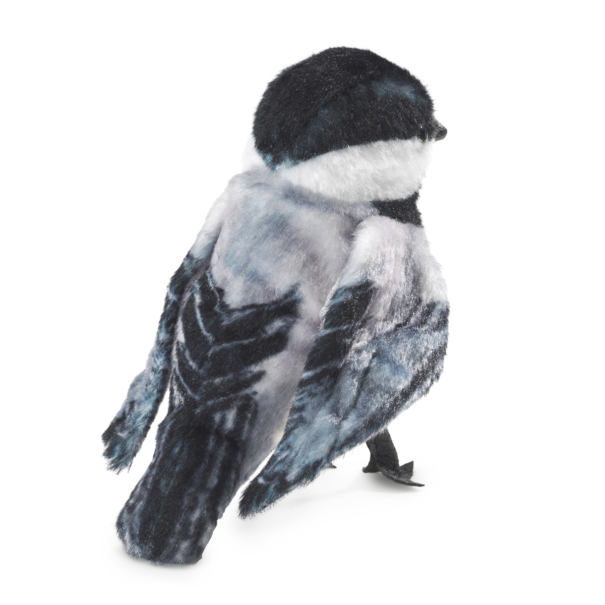 Folkmanis Fingerpuppe mini Meise mit schwarz-weißem Kopf und blau-grauem Gefieder, stehend in Seitenansicht