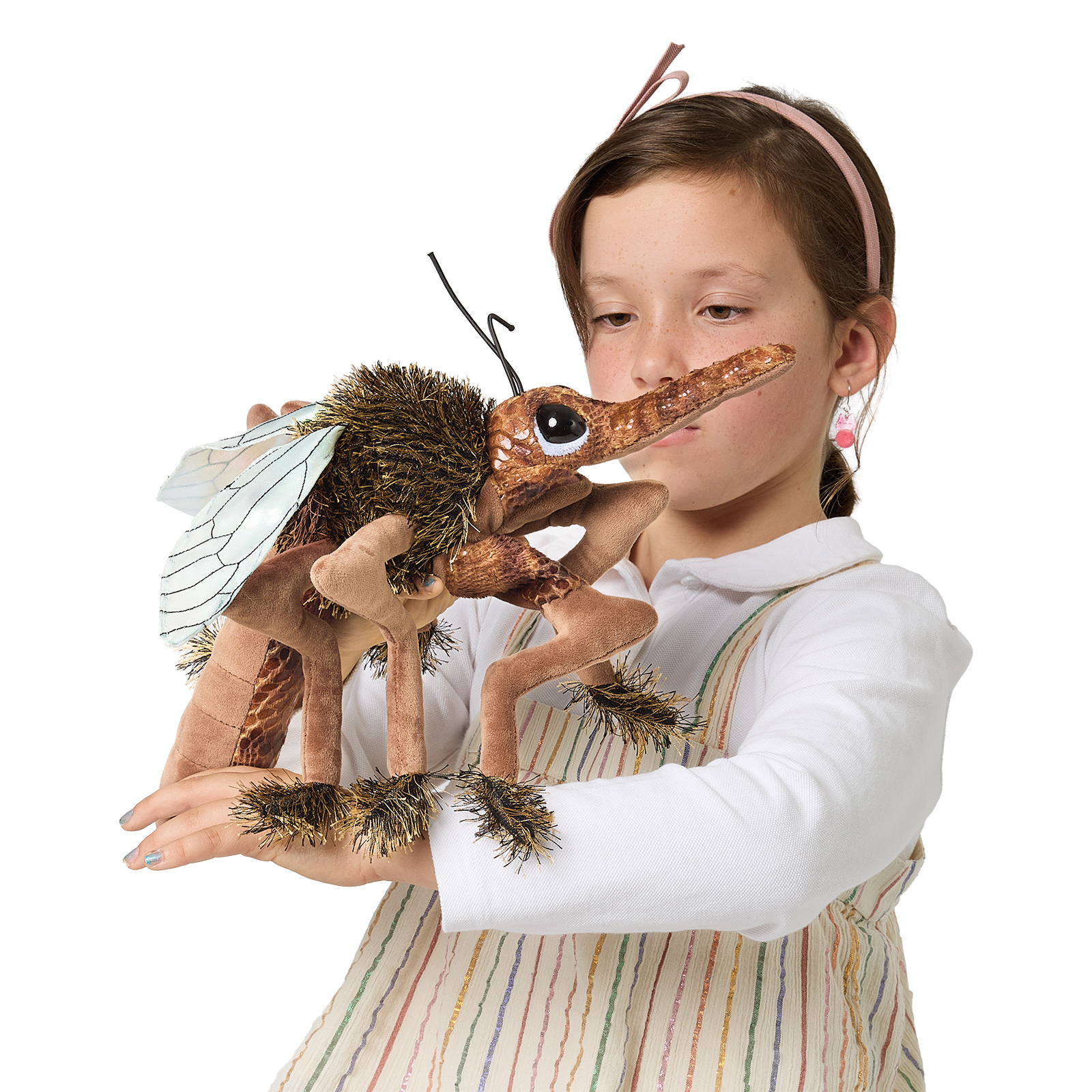 Mädchen hält Folkmanis Handpuppe Stechmücke mit langem Rüssel, transparenten Flügeln und borstigem braunem Körper nah ans Gesicht.