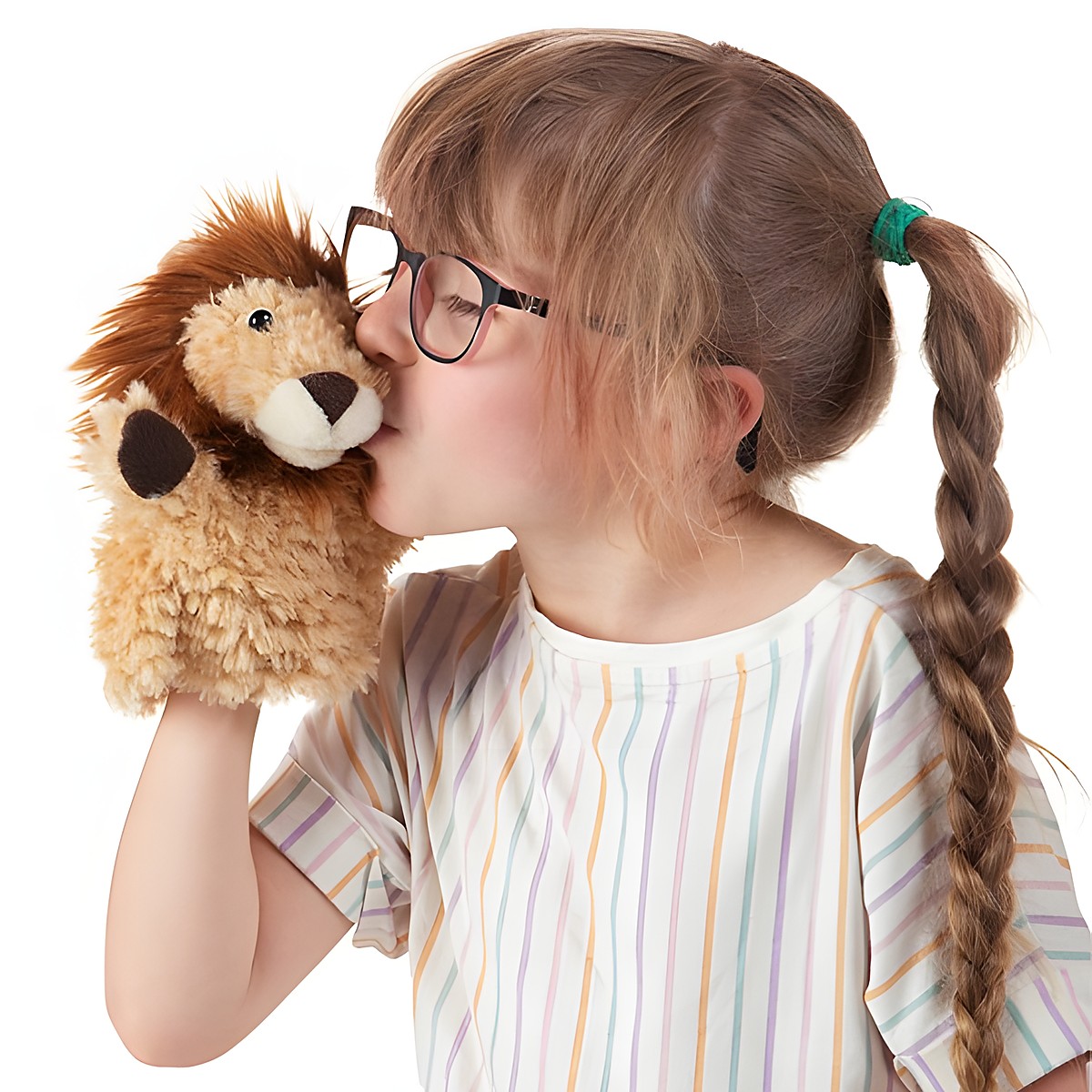 Mädchen mit Zöpfen küsst eine Folkmanis Handpuppe kleiner Löwe mit hellbraunem Plüschfell und dunkler Mähne
