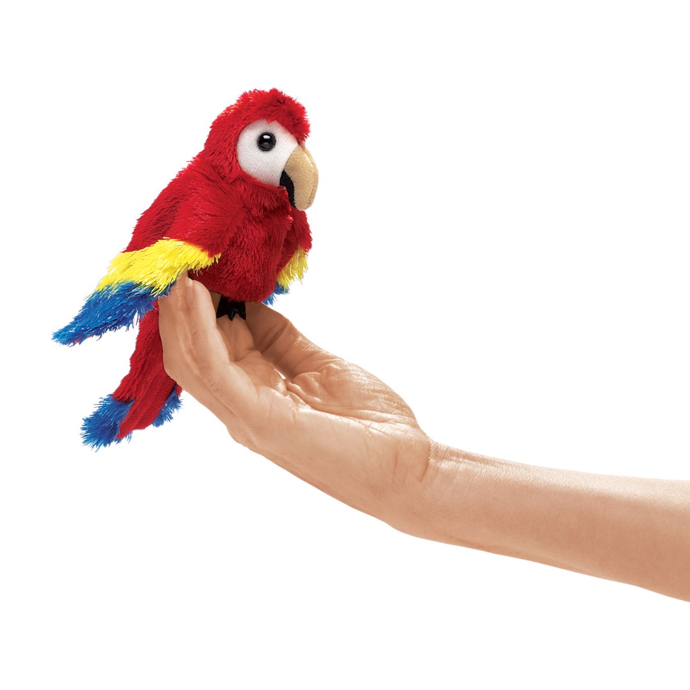 Folkmanis Fingerpuppe mini Papagei in Rot, Gelb und Blau sitzt auf einem Finger einer Hand