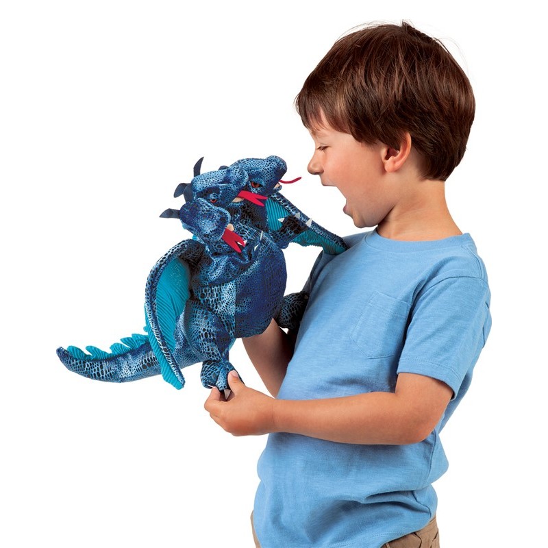 Junge spielt mit blauer dreiköpfiger Drachen-Handpuppe von Folkmanis, Seitenansicht mit geöffneten Mäulern und roter Zunge