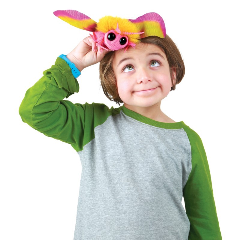 Folkmanis Fingerpuppe mini Rosa Ahornmotte in Pink-Gelb, von Kind auf dem Kopf balanciert, Frontalansicht