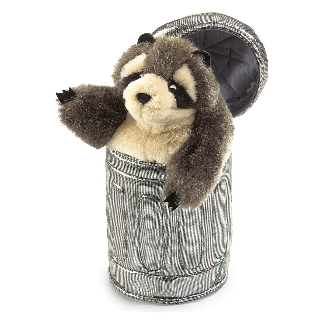 Folkmanis Handpuppe Waschbär in silberner Mülltonne mit aufgeklapptem Deckel, braun-beiges Plüschfell, Pfote ausgestreckt