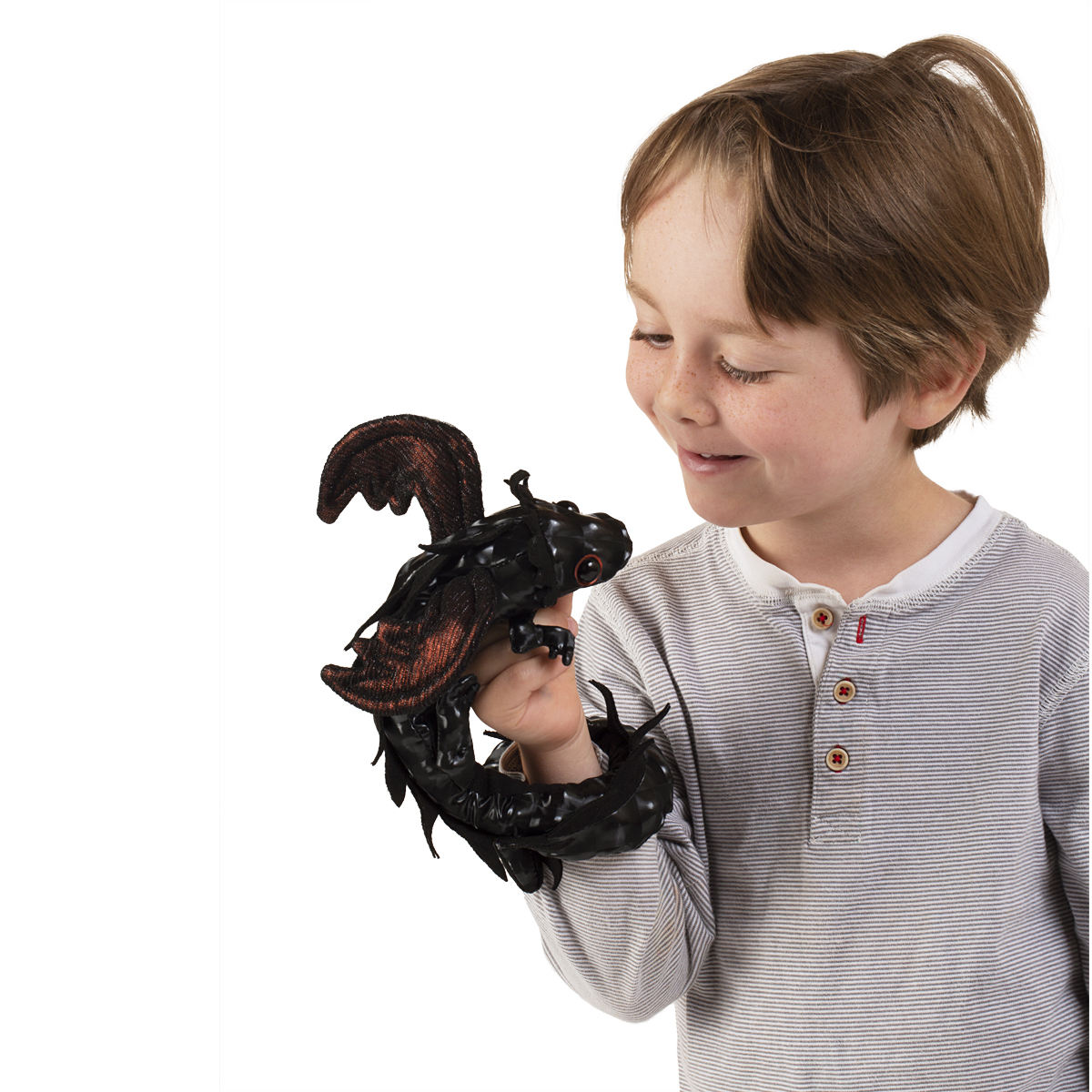 Folkmanis Fingerpuppe Drachen Armband in Schwarz mit rotbraunen Flügeln, von einem Kind an der Hand getragen