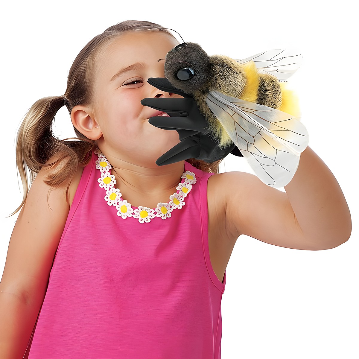 Mädchen hält Folkmanis Handpuppe Biene mit schwarzem Handschuh, gelb-schwarzem Plüsch und transparenten Flügeln ans Gesicht.