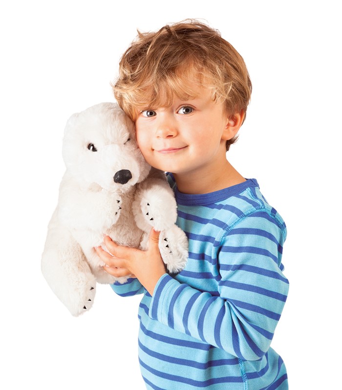 Kleiner Junge hält weiße Folkmanis Eisbär-Handpuppe an seine Wange und lächelt in die Kamera