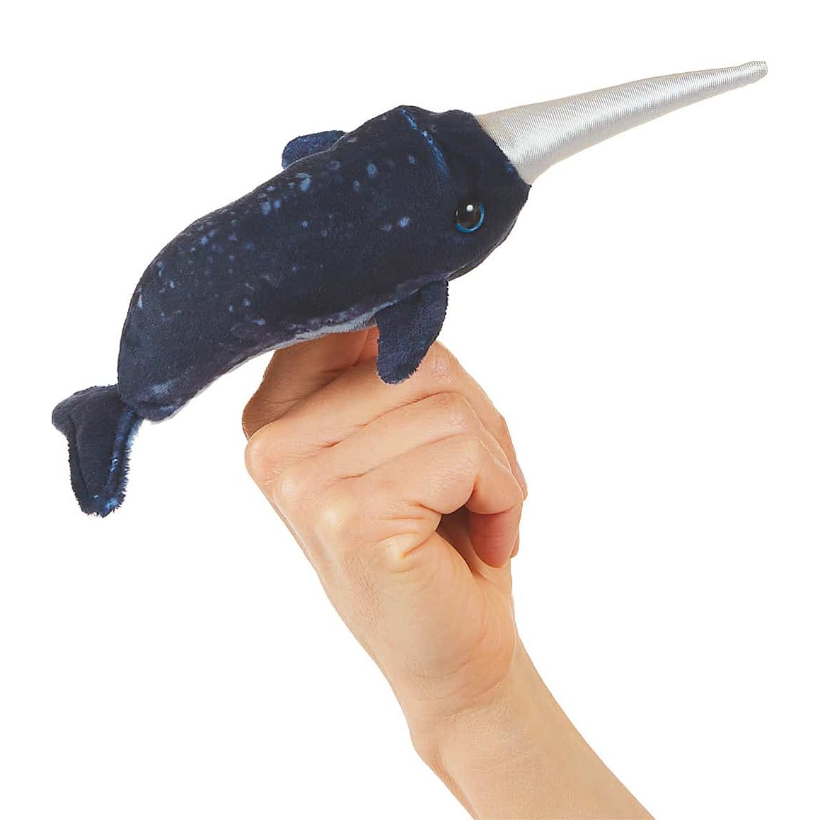 Folkmanis Mini-Fingerpuppe Narwal in Dunkelblau mit silbernem Horn, auf einem Zeigefinger gesteckt, Seitenansicht