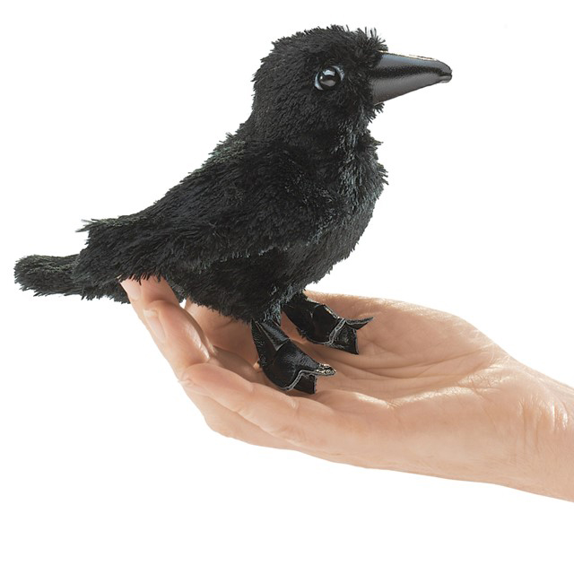 Folkmanis Fingerpuppe mini Rabe in Schwarz sitzt auf einer Handfläche, Seitenansicht mit detaillierten Krallen