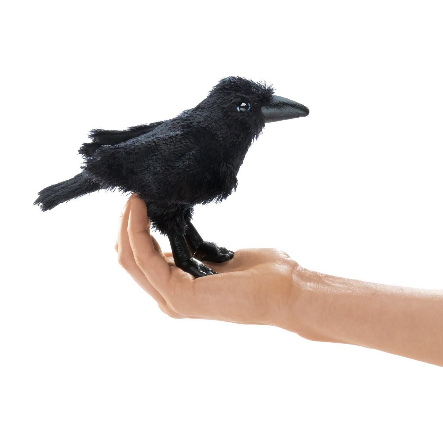 Folkmanis Fingerpuppe mini Rabe in Schwarz sitzt auf einer Handfläche, Seitenansicht mit detaillierten Krallen