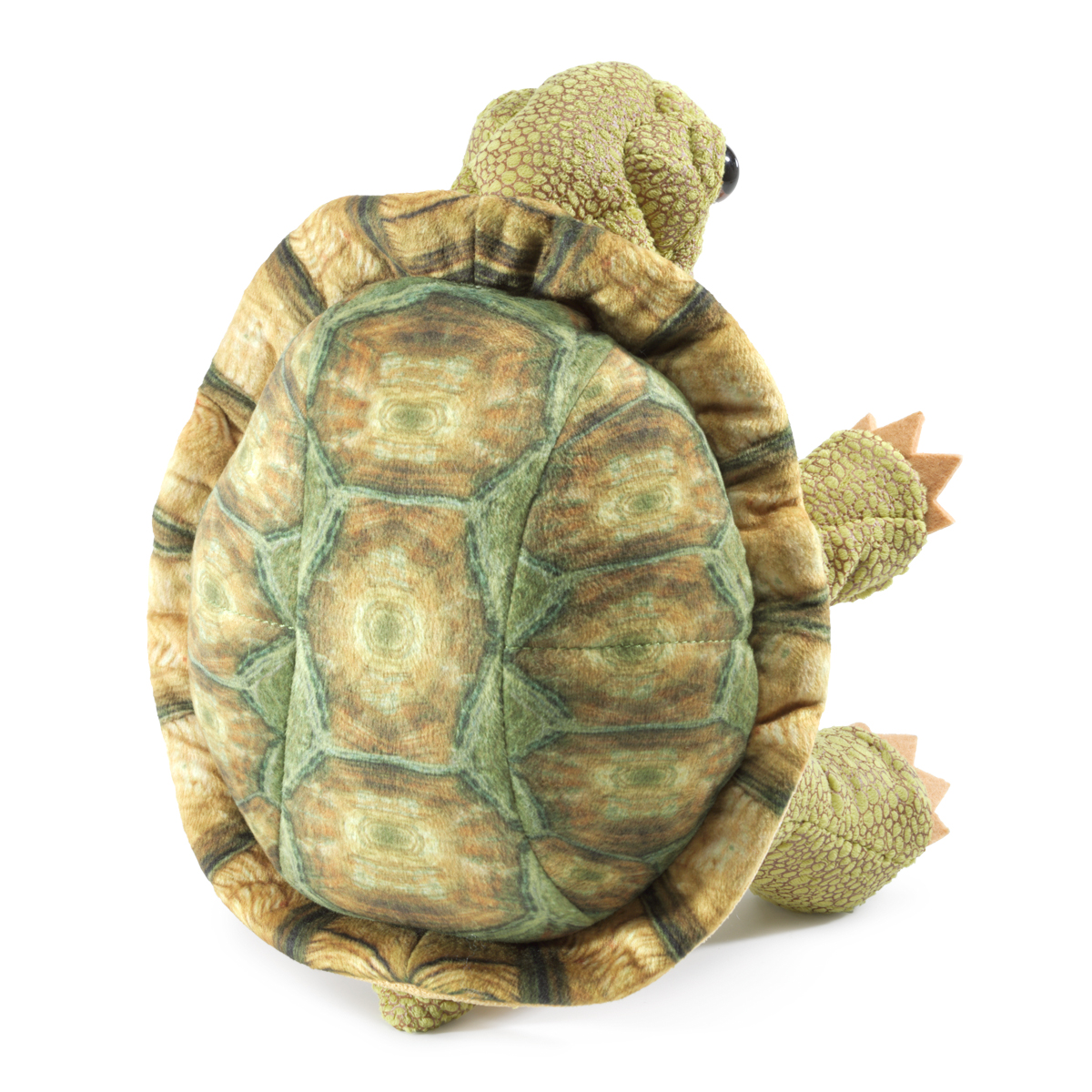 Folkmanis Handpuppe stehende Landschildkröte mit detailliert bedrucktem Panzer in Grün-Braun, Schrägansicht von hinten