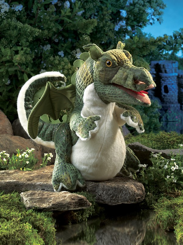 Folkmanis Handpuppe Baby Drache in Grün mit weißem Bauch, geöffnetem Maul und Flügeln, vor Burgkulisse