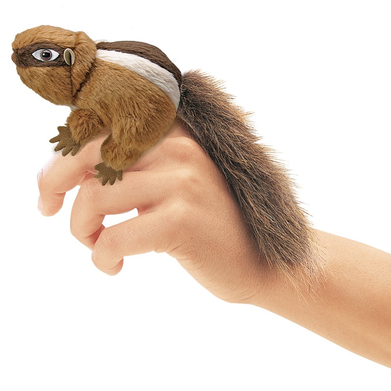 Folkmanis Mini-Fingerpuppe Streifenhörnchen in Braun mit buschigem Schwanz, auf einem Zeigefinger aufgesteckt, Seitenansicht
