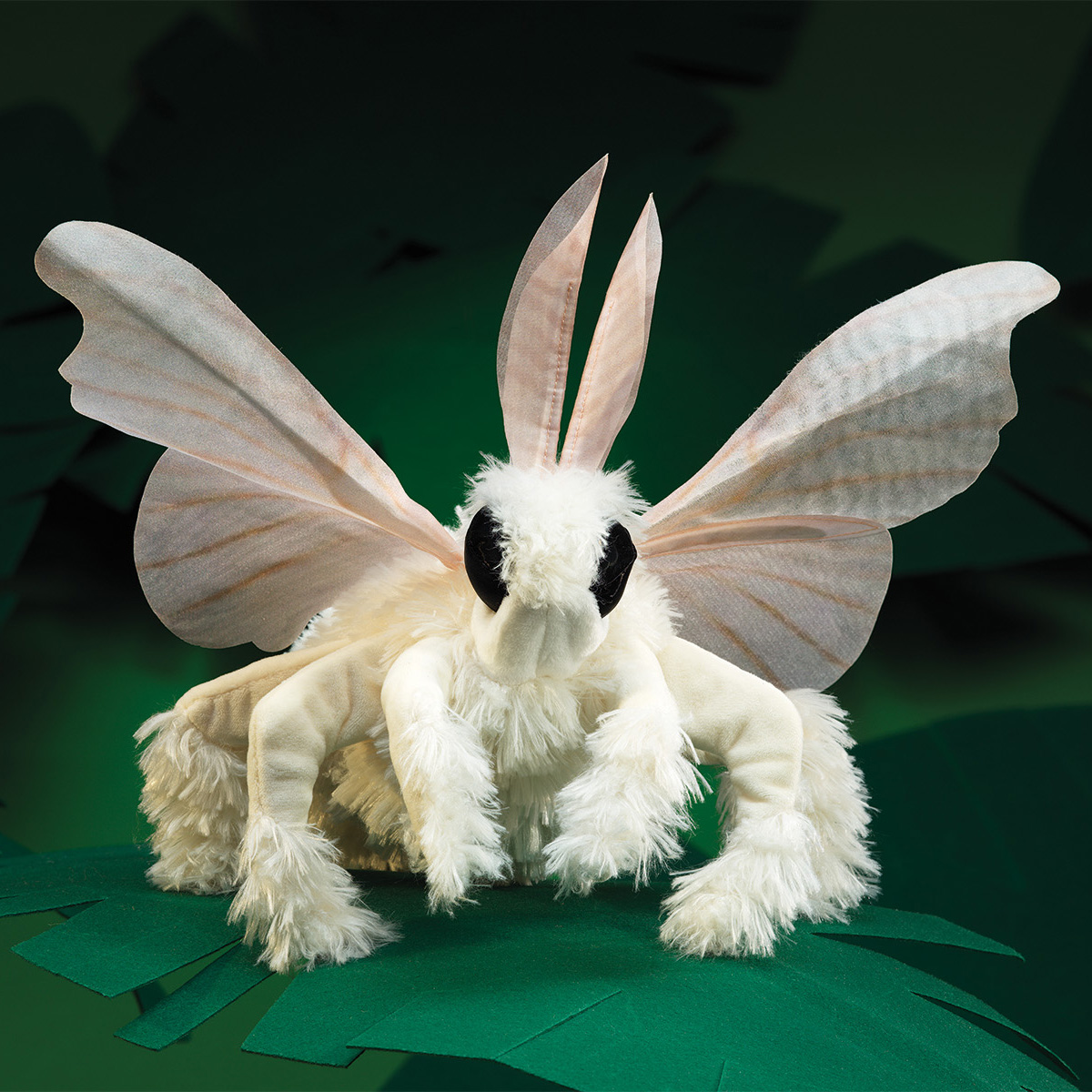 Folkmanis Handpuppe Pudelmotte mit cremefarbenen Stoffflügeln, flauschig-weißem Körper und großen schwarzen Augen, Frontalansicht