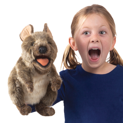 Folkmanis Handpuppe Kurzschwanzkänguru mit geöffnetem Maul, von einem Mädchen an der Hand geführt