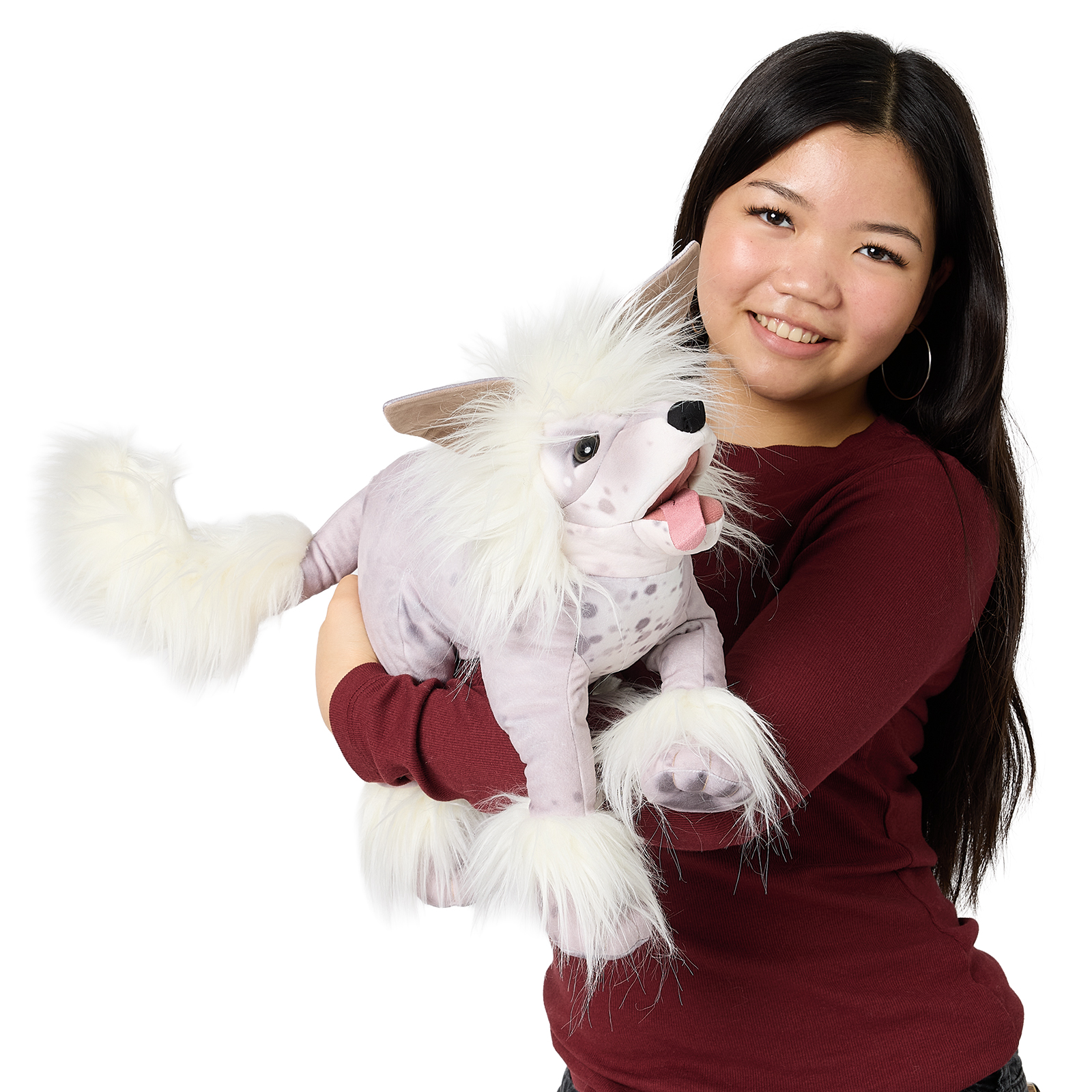 Folkmanis Handpuppe Chinesischer Schopfhund mit weißem Fell und geflecktem Körper, von junger Frau am Arm geführt