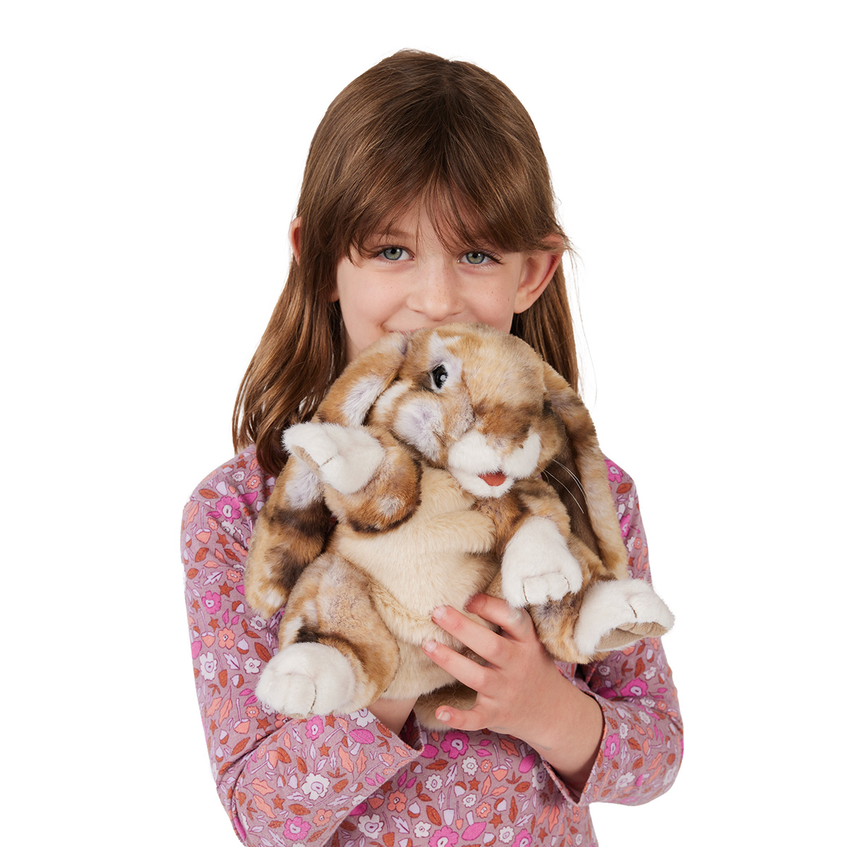Mädchen hält Folkmanis Handpuppe Hängeohrhase mit braun-beigem Fleckenmuster und weißen Pfoten nah ans Gesicht