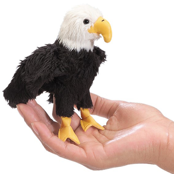 Folkmanis Mini-Fingerpuppe Weißkopfseeadler mit schwarzem Gefieder und gelbem Schnabel sitzt auf einer offenen Handfläche