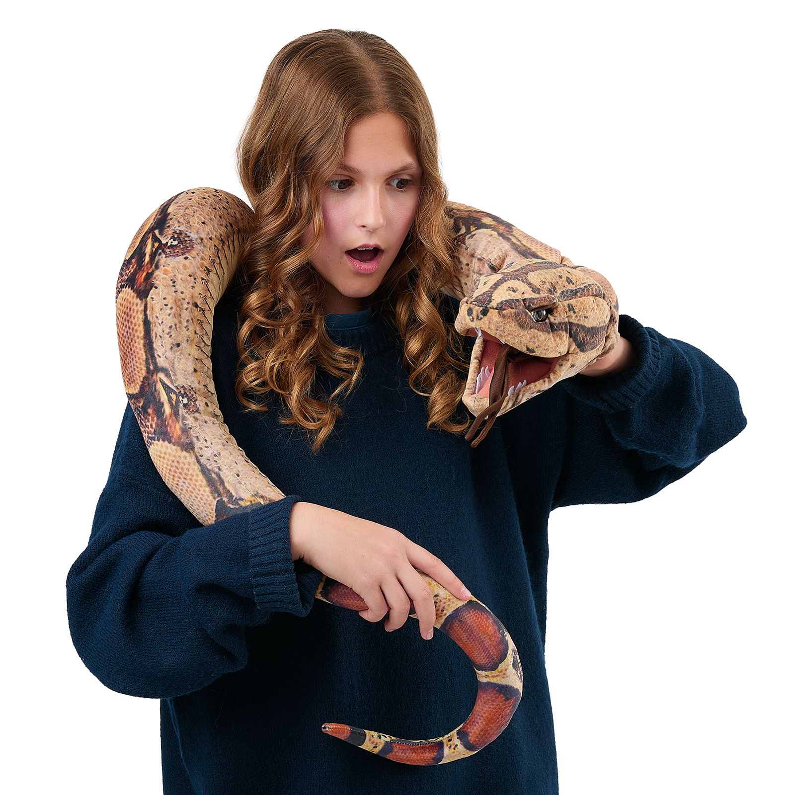 Folkmanis Handpuppe Boa Constrictor um die Schultern einer jungen Frau gelegt, das Maul weit geöffnet.