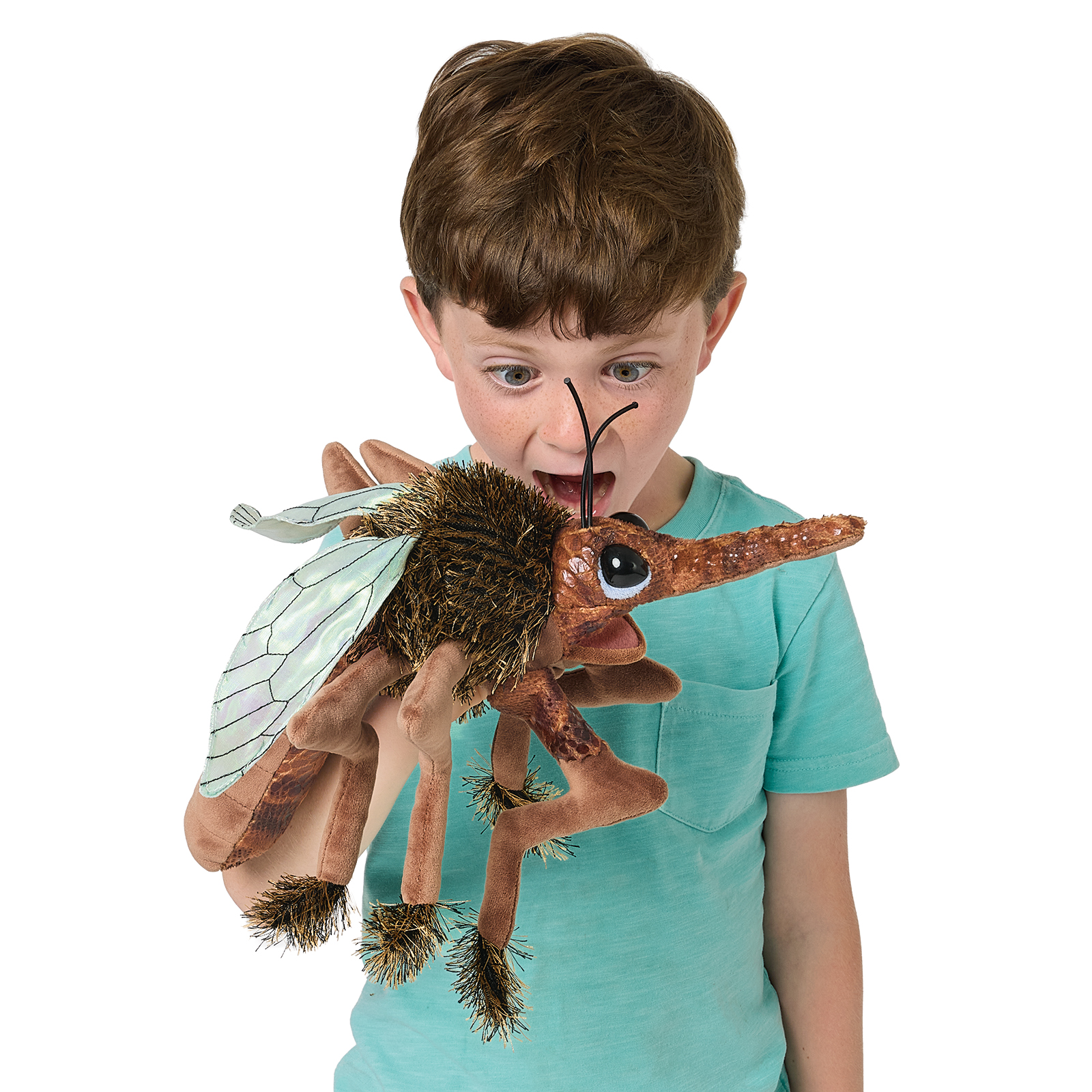 Junge führt die Folkmanis Handpuppe Stechmücke mit beweglichem Maul, transparenten Flügeln und langen Beinen vor weißem Hintergrund.
