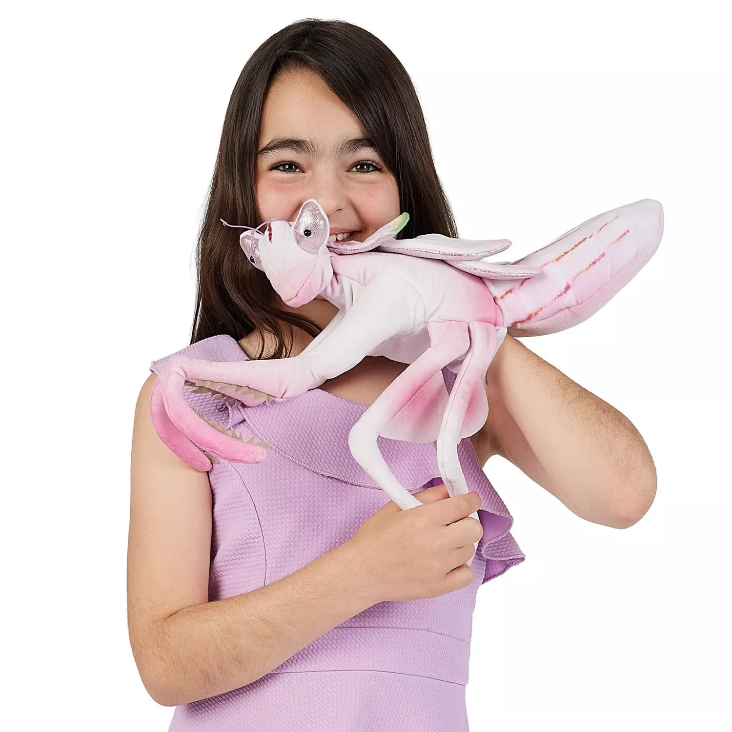 Mädchen hält und bespielt eine rosa Folkmanis Handpuppe Kronenfangschrecke mit Flügeln und langen Gliedmaßen
