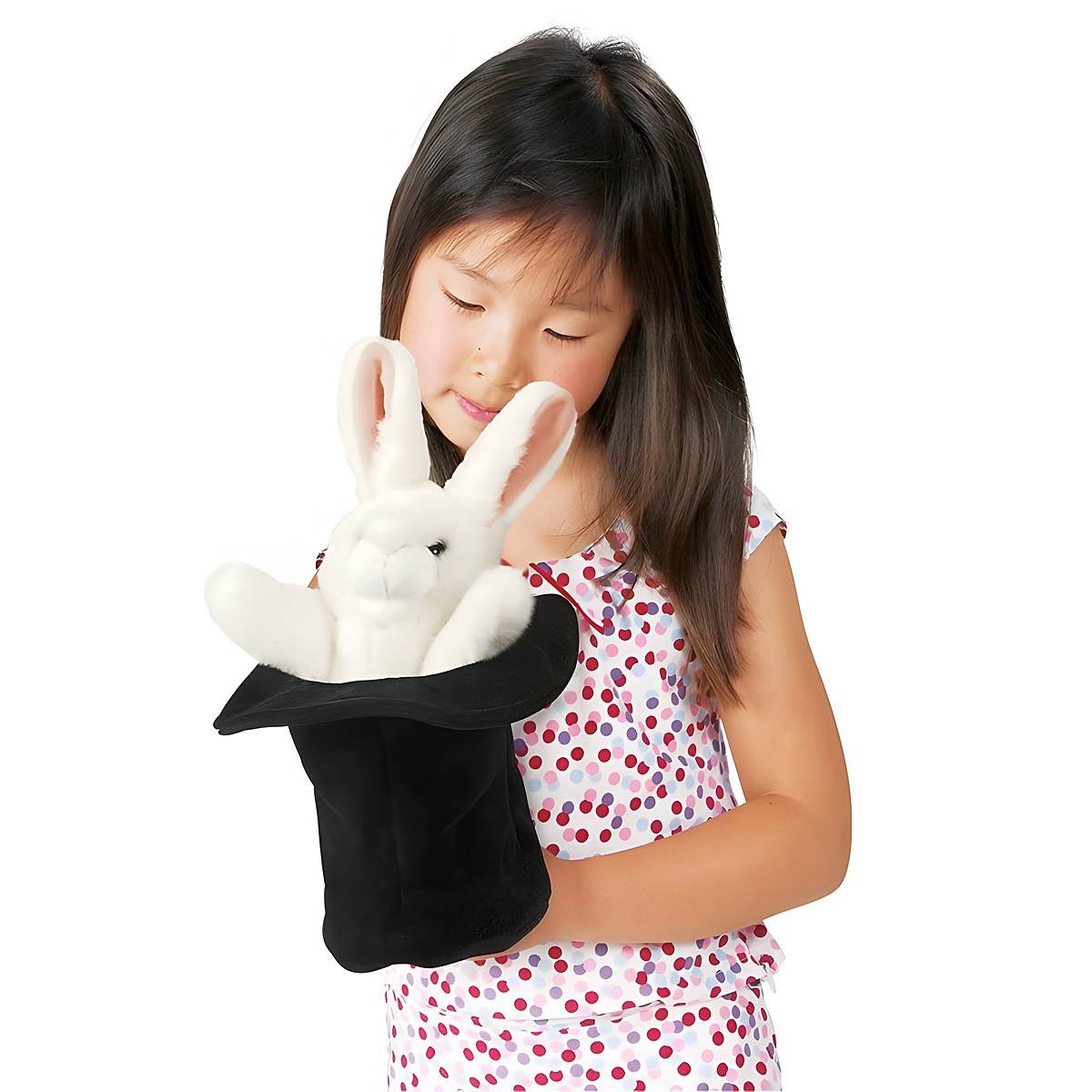 Mädchen hält Folkmanis Handpuppe weißes Kaninchen im schwarzen Zylinder und schaut lächelnd darauf herab.
