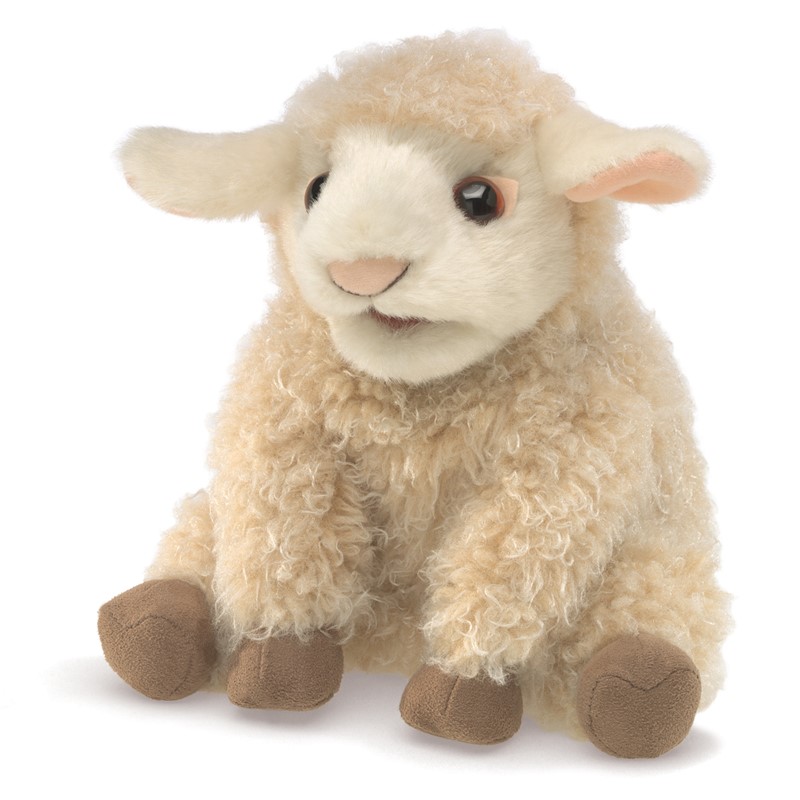 Folkmanis Handpuppe kleines Lamm mit cremefarbenem Lockenplüsch, beweglichem Maul und braunen Hufen, sitzend in Frontansicht