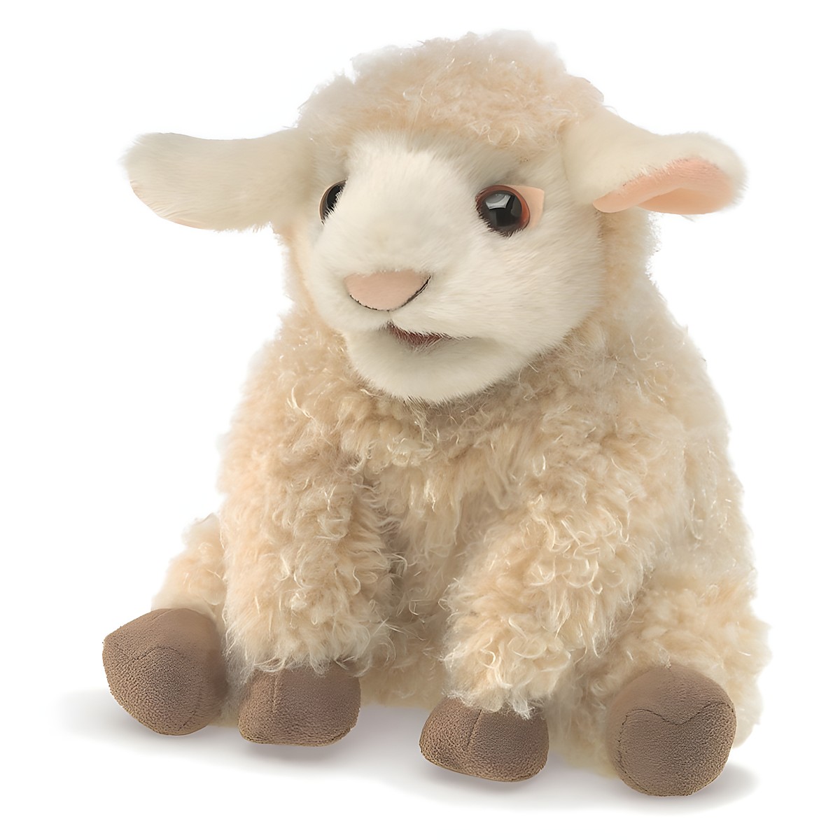 Folkmanis Handpuppe kleines Lamm mit cremefarbenem Lockenplüsch, beweglichem Maul und braunen Hufen, sitzend in Frontansicht